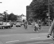 857351 Afbeelding van de verkeersdrukte op de hoek van de Neude en de Potterstraat te Utrecht.